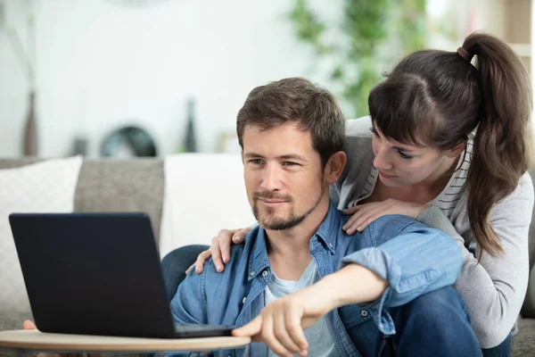 Feliz Pareja Leyendo Correo Comprobando Contabilidad — Foto de Stock