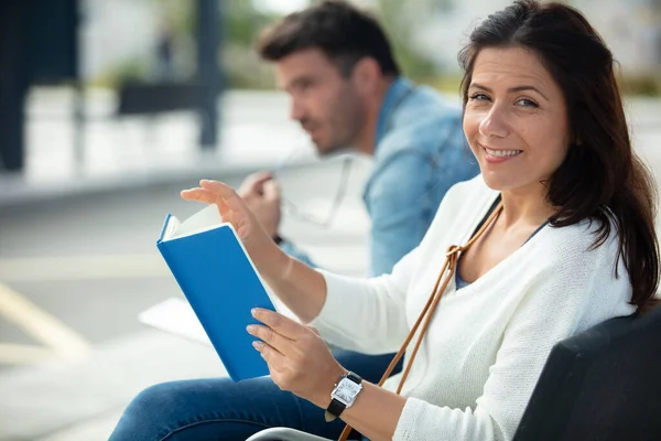 Giovane Donna Seduta Autobus Cittadino Leggere Libro — Foto Stock