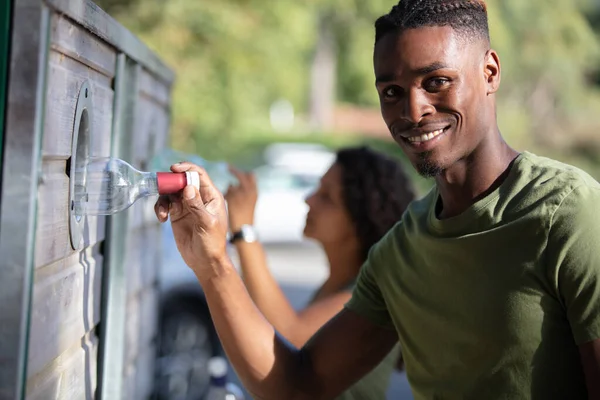 Una Joven Pareja Reciclando Plástico — Foto de Stock