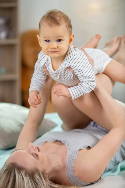 Mulher Segurando Bebê Cama — Fotografia de Stock