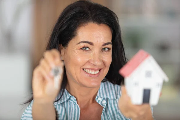Woman Holding House Mockup Keys Ownership Concept — Stock Photo, Image