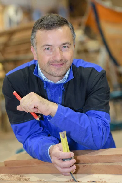 Portret Van Een Mannelijke Timmerman — Stockfoto