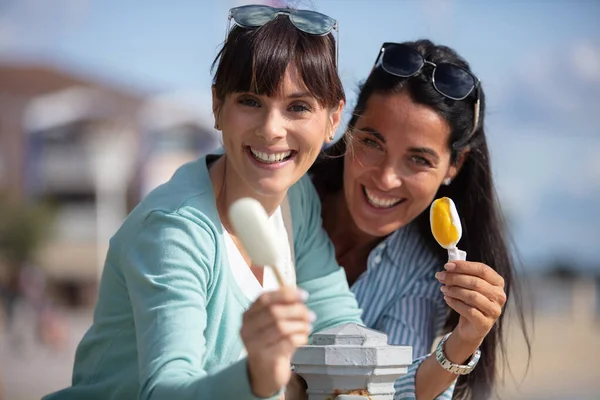 Twee Jonge Vrouwelijke Vrienden Hebben Plezier Het Eten Van Ijs — Stockfoto