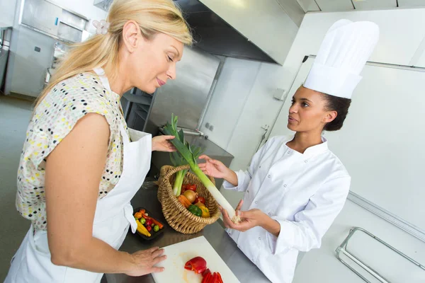 Two Attractive Chef Females Start Prepare Vegetable Juice — Stock Photo, Image