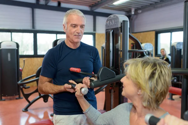 Senioren Paar Trainiert Fitnessstudio Mit Gewichten — Stockfoto