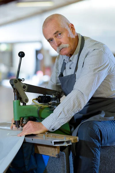 Senior Muž Pomocí Průmyslového Stroje Dát Očka Materiálu — Stock fotografie