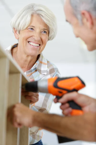 Sonriente Amante Pareja Ancianos Haciendo Renovaciones Casa — Foto de Stock