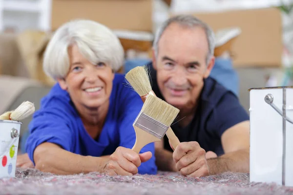 Pareja Ancianos Enamorados Pintando Paredes Nuevo Hogar —  Fotos de Stock