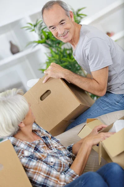 Gelukkig Senior Paar Verhuizen Naar Hun Nieuwe Huis — Stockfoto