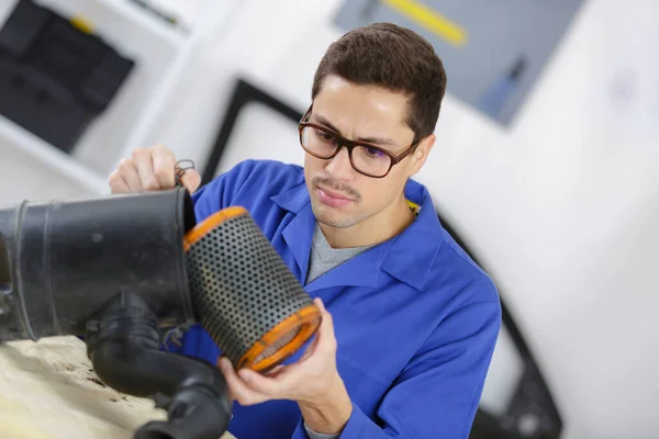 Profi Mechaniker Reinigt Filter Seiner Werkstatt — Stockfoto