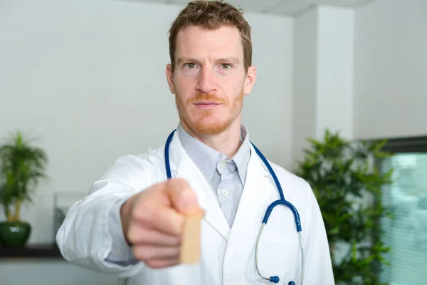 Médico Segurando Para Frente Uma Espátula Madeira Para Verificar Garganta — Fotografia de Stock