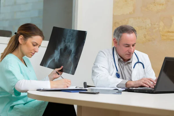 Portrait Médecins Avec Rapport Rayons Hôpital — Photo