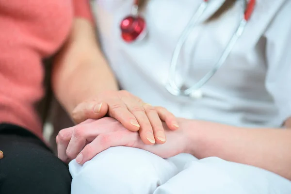 Äldre Dam Täcker Sjuksköterskor Hand Med Sin Egen — Stockfoto