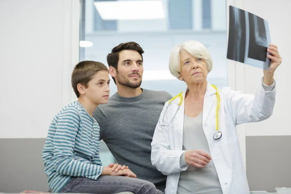 Médico Mostrando Filme Raios Para Menino Pai — Fotografia de Stock