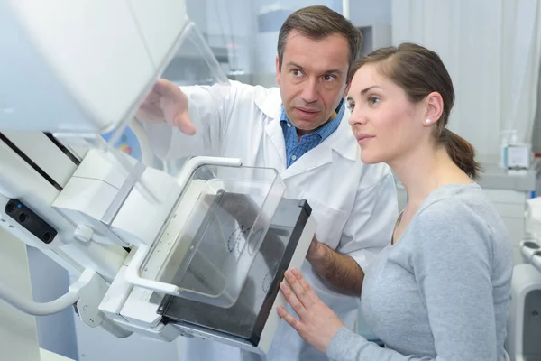 Стоматолог Объясняет Женщине Рентген Аппарат — стоковое фото