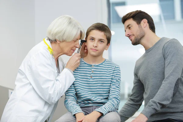 Beyaz Önlüklü Güzel Doktor Hasta Çocuğu Uğurluyor — Stok fotoğraf