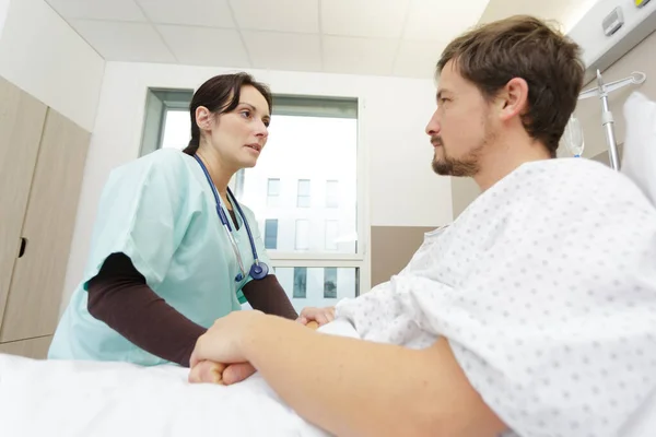 Ärztin Kümmert Sich Arztpraxis Patientin — Stockfoto