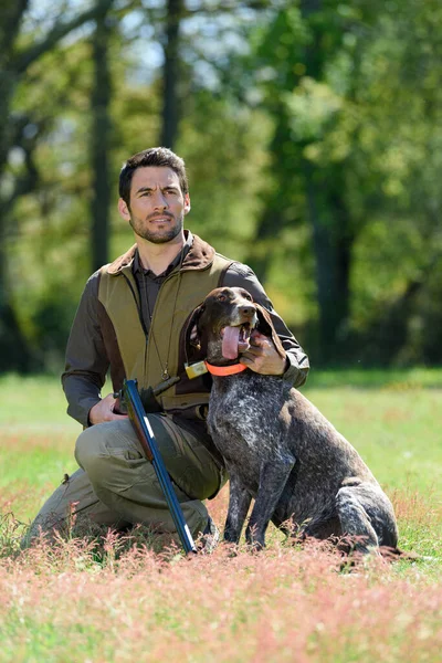 Jager Poseren Met Mooie Hond — Stockfoto