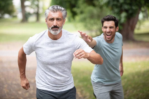 Parkta Koşan Adamlar Arka Plandaki Çok Yorgun — Stok fotoğraf