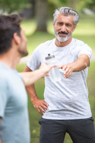 Hombre Mayor Agua Potable Después Del Entrenamiento Parque —  Fotos de Stock