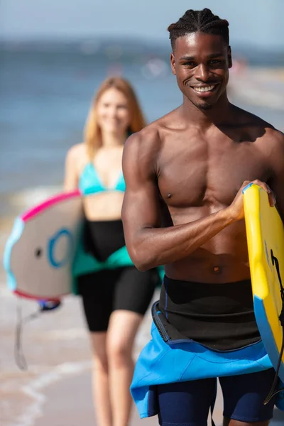 夏はビーチでサーフィンを楽しんでいます — ストック写真