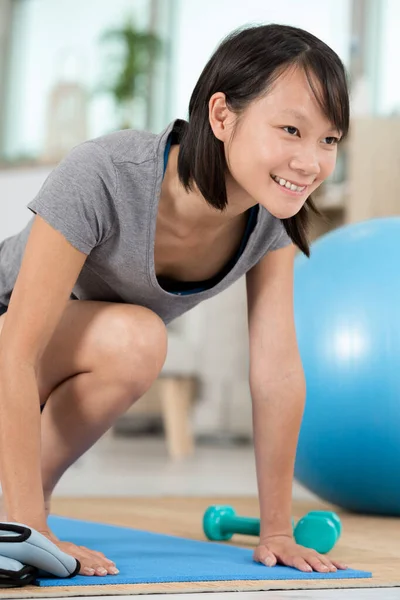 Mulher Asiática Exercitando Tapete Ioga — Fotografia de Stock