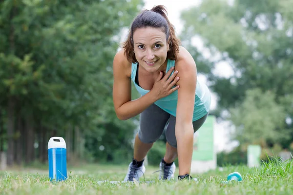 Danseres Vrouw Doen Plank Buiten — Stockfoto