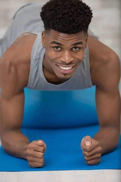 Homem Muscular Posição Prancha — Fotografia de Stock