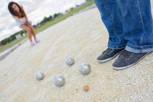 Duas Meninas Estão Jogando Petanca — Fotografia de Stock