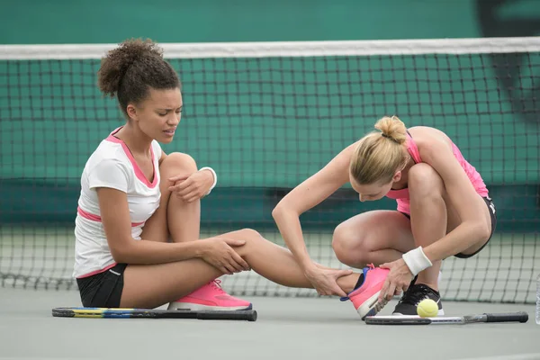 Barát Masszázs Nők Sérült Láb Után Tenisz Mérkőzés — Stock Fotó