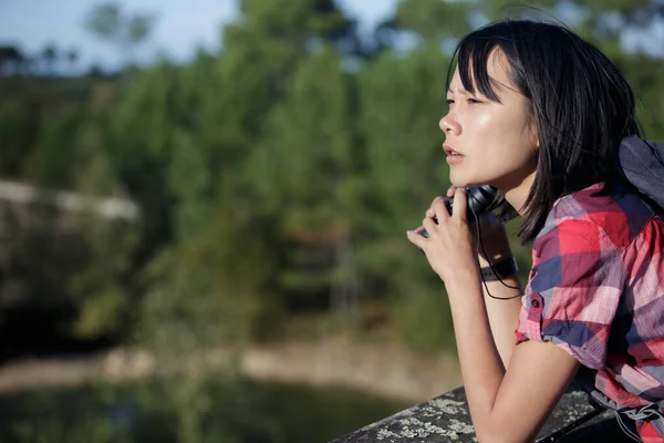 Vrouw Explorer Met Behulp Van Zwarte Verrekijker Outdoor Natuur — Stockfoto