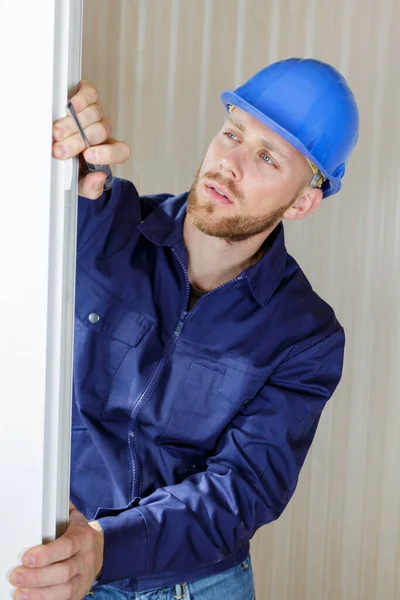 Werknemer Het Installeren Van Een Hoek Venster — Stockfoto