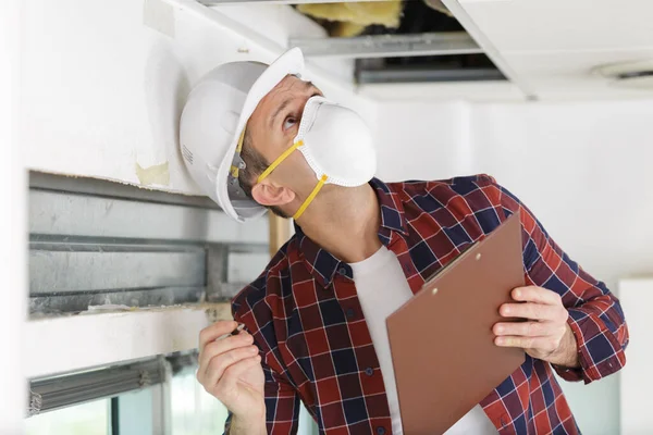 Mannelijke Technicus Reinigen Industriële Airconditioner Binnen — Stockfoto