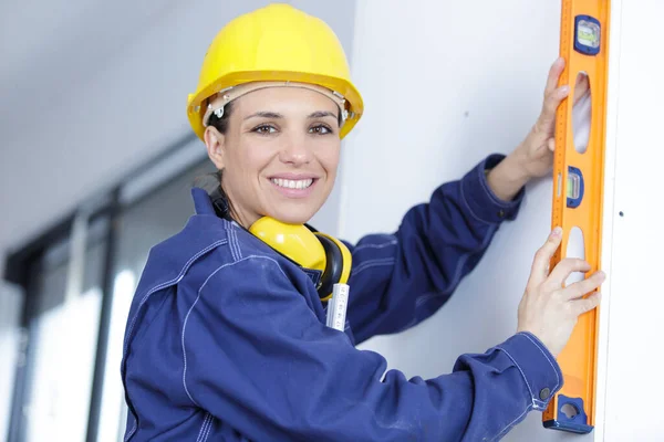 Mujer Feliz Sosteniendo Constructores Nivel —  Fotos de Stock