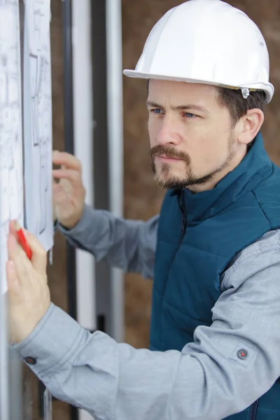 Männlicher Bauarbeiter Mit Helmschrift Der Wand — Stockfoto