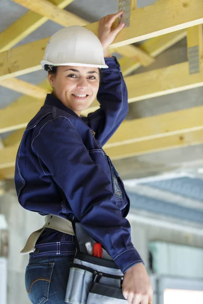 Operaio Costruttore Sorridente Alla Telecamera — Foto Stock