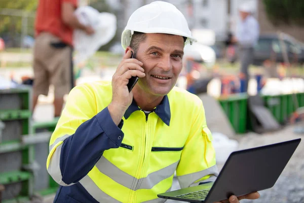 Architect Site Wearing Reflective Vest Using Laptop Smartphone — Stock Photo, Image