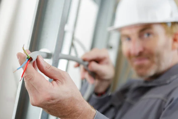 Een Elektromonteur Heeft Stroomkabel — Stockfoto