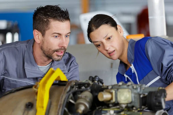 Förvirrad Manlig Och Kvinnlig Mekaniker Undersöka Bil Motor — Stockfoto