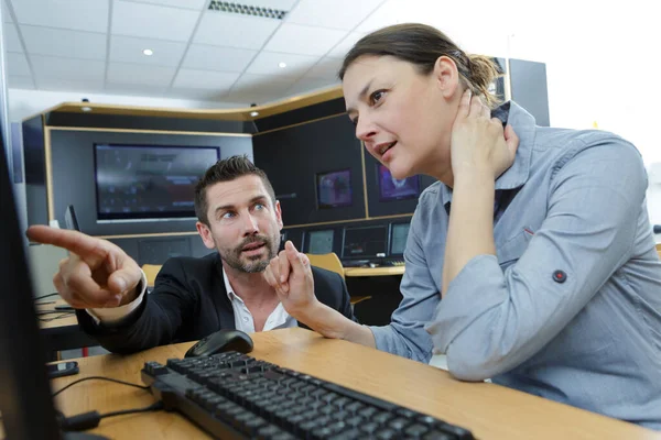 Hombre Apuntando Aplicación Informática — Foto de Stock