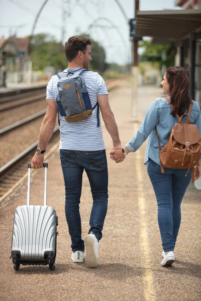 Kärleksfullt Par Som Går Tillsammans Stationen — Stockfoto