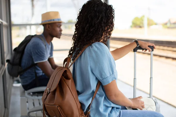 Två Personer Väntar Transport — Stockfoto