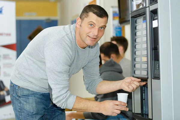 Adam Içki Vending Machine Alıyor — Stok fotoğraf