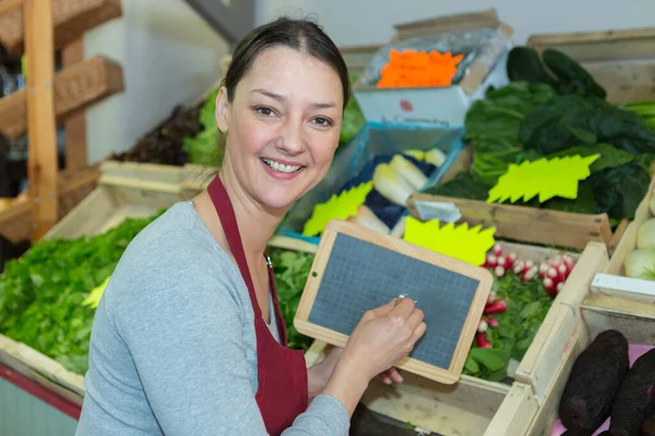 Gemüsehändler Hält Eine Kleine Tafel Der Hand — Stockfoto