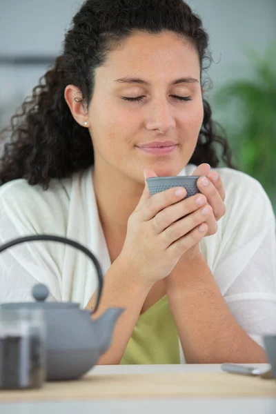 Junge Brünette Schönheit Genießt Eine Tasse Heißen Tee — Stockfoto