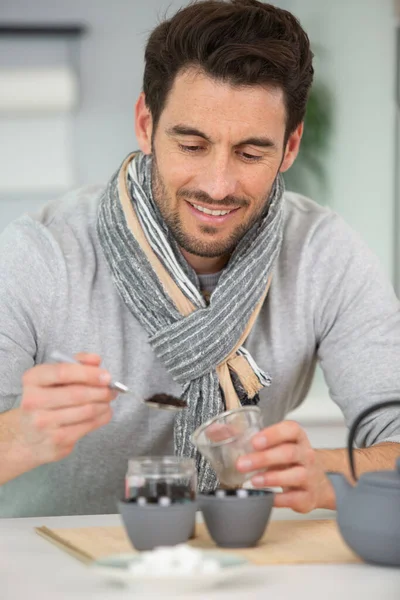 Uomo Sta Facendo Casa — Foto Stock