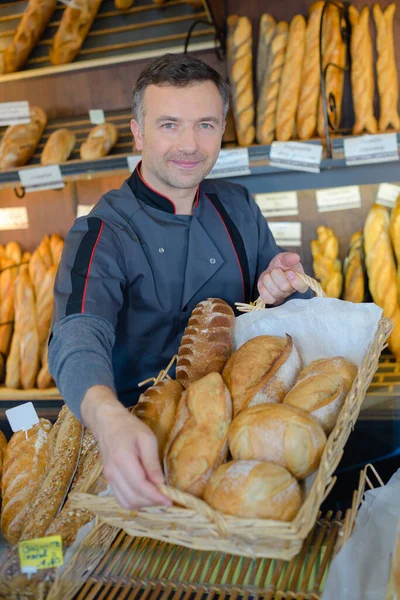 Sprzedawca Piekarni Jest Dumny Jego Produkcji Chleba — Zdjęcie stockowe