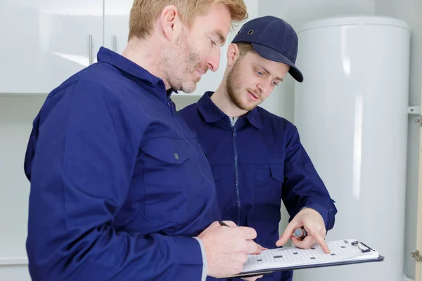 Klempner Und Lehrling Arbeiten Heizkessel — Stockfoto