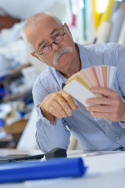 Homem Idoso Segurando Uma Amostra Cor — Fotografia de Stock