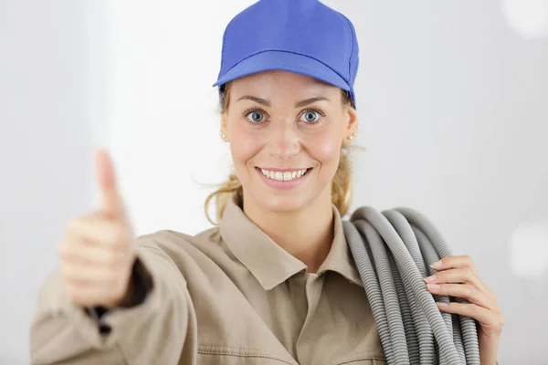 Jonge Vrouwelijke Bouwer Maken Duimen Gebaar — Stockfoto